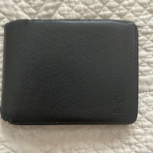 Authentic Mens Louis Vuitton leather black Epi Wallet - Picture 1 of 10